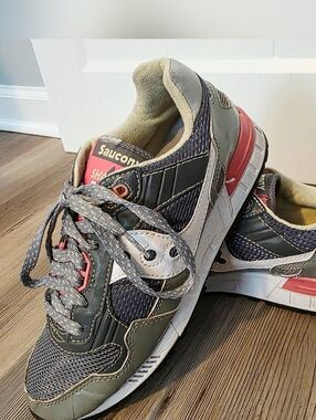 Saucony Shadow 5000. Grey & Reddish/pink( 60033-5) women size 8.5 used